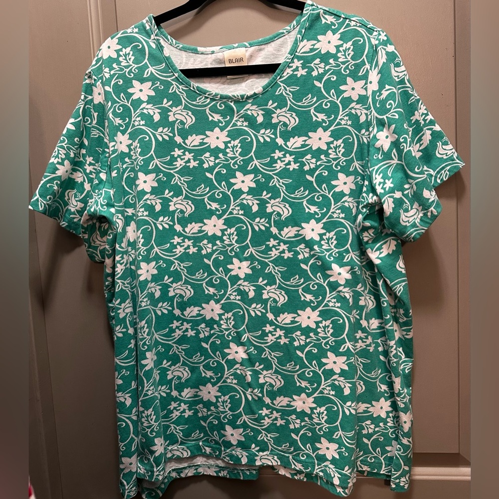 Blair Size 2X Green and White Floral Tee Pre-owned